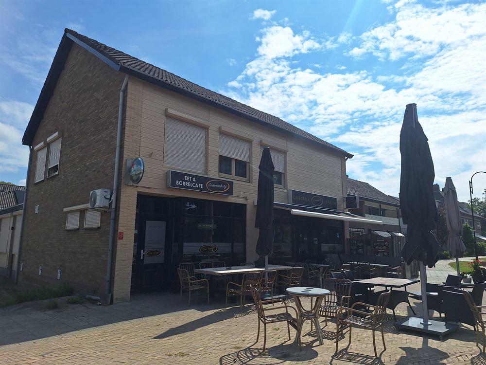 Het dorpscafé met terras op loopafstand van het huis