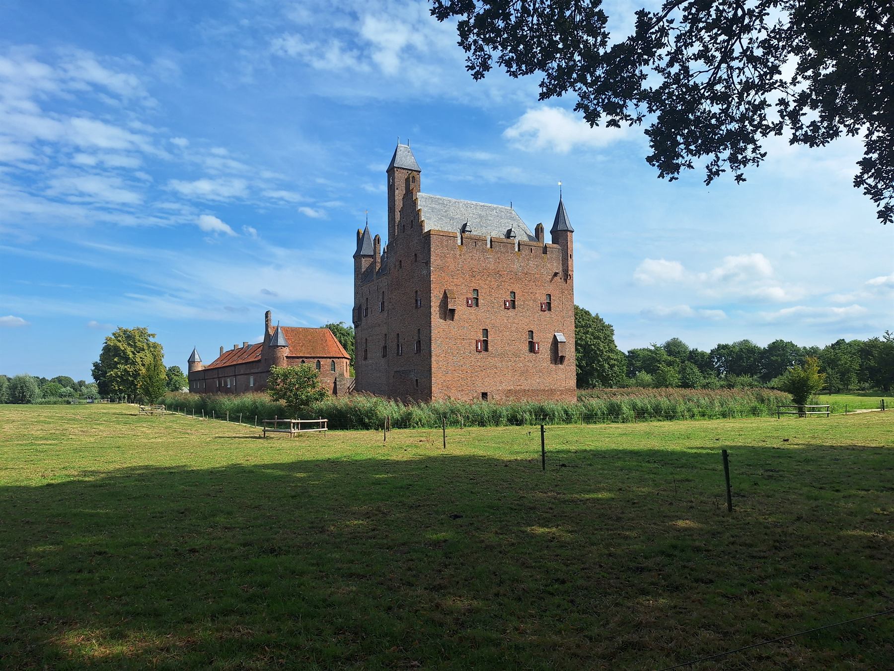 Kasteel Doornenburg in het open landschap onder een brede lucht